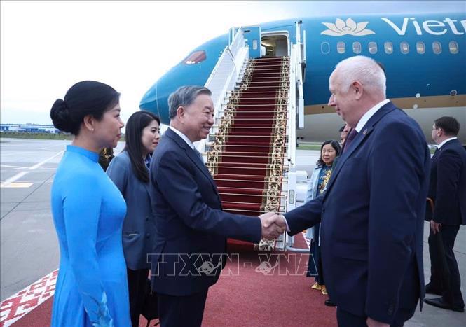 Phó Thủ tướng Belarus Anatoly Sivak tiễn Tổng Bí thư Tô Lâm và Phu nhân tại sân bay quốc tế Minsk - Ảnh: TTXVN