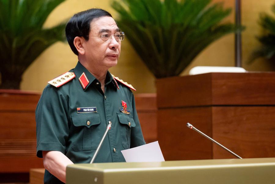 Đại tướng Phan Văn Giang, Bộ trưởng Bộ Quốc phòng, trình bày tờ trình dự án Luật Tham gia lực lượng gìn giữ hòa bình của Liên Hợp Quốc.