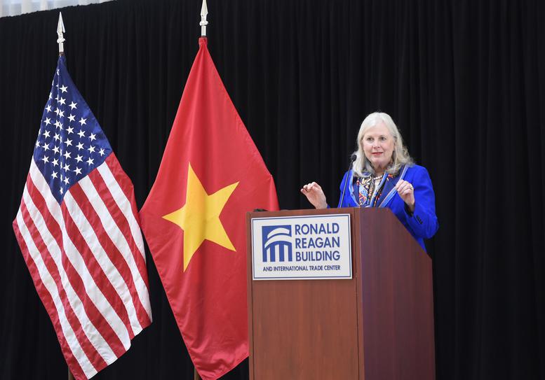 Bà Diane Farrell, Phó Thứ trưởng phụ trách Thương mại quốc tế Bộ Thương mại Hoa Kỳ nhấn mạnh Hoa Kỳ sẵn sàng hỗ trợ doanh nghiệp Việt Nam trong các hoạt động đầu tư. (Ảnh: VGP)