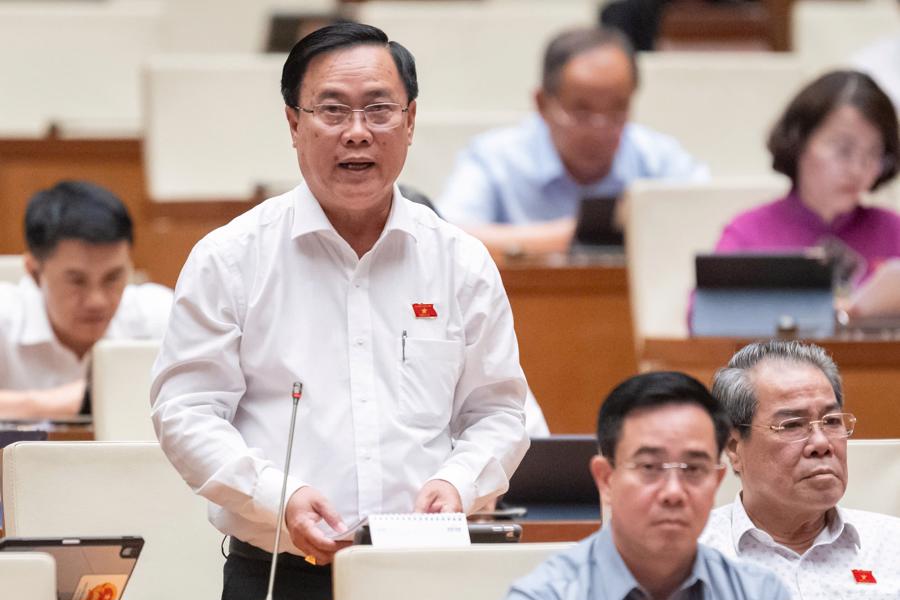 Đại biểu Nguyễn Quốc Hận, đoàn Cà Mau, phát biểu thảo luận.