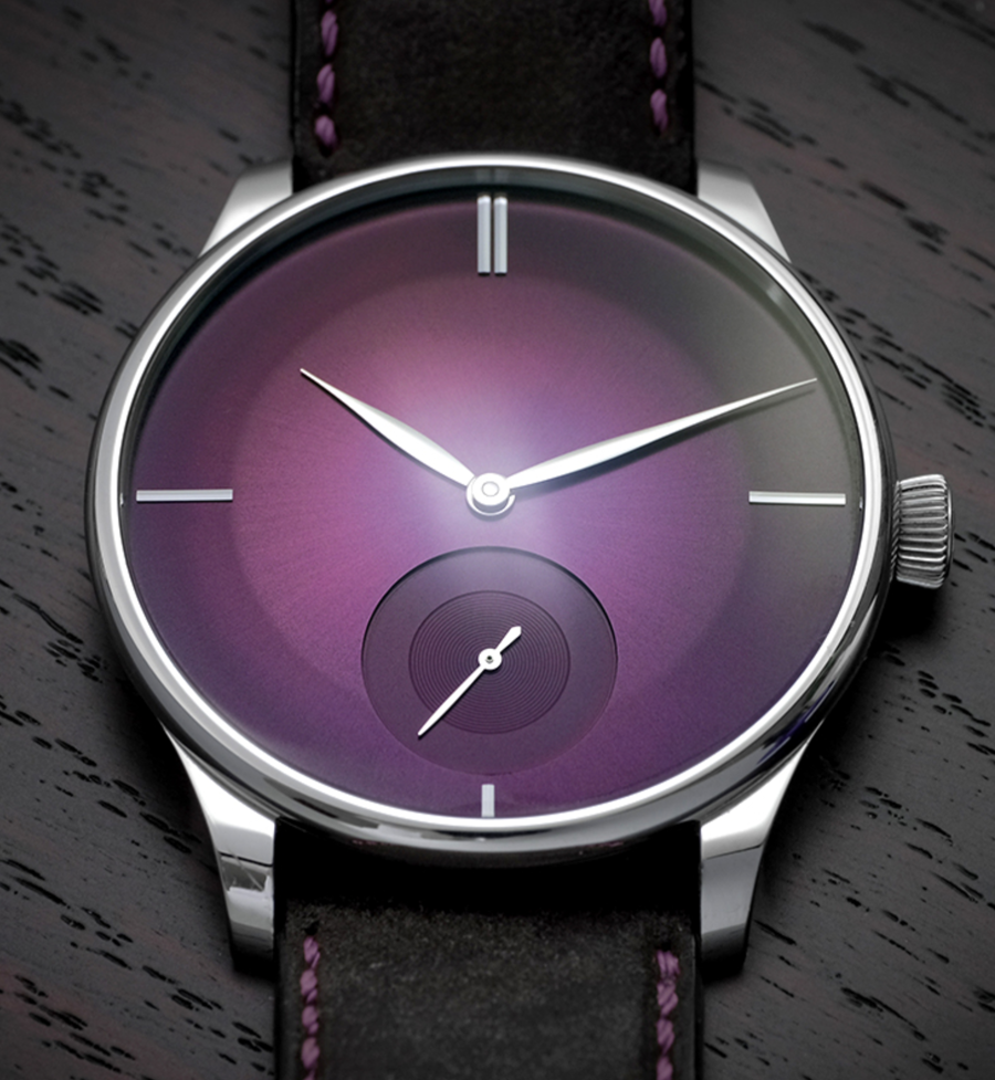 Mẫu đồng hồ Venturer Small Seconds của H Moser & Cie với thép không gỉ và dây đeo da màu nâu.