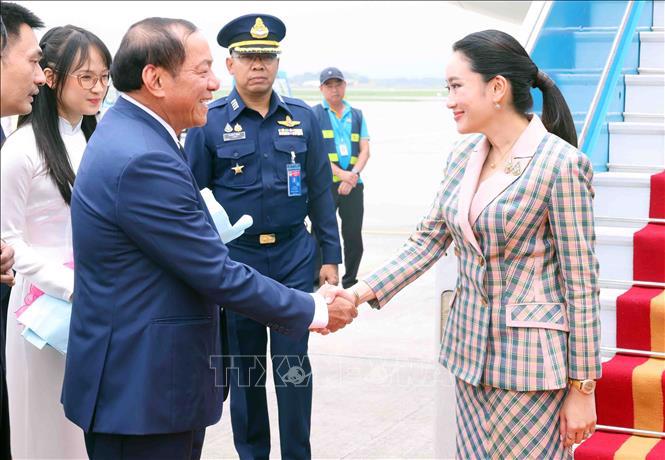 Bộ trưởng Bộ Văn hóa, Thể thao và Du lịch Nguyễn Văn Hùng đón Thủ tướng Thái Lan Paetongtarn Shinawatra tại sân bay Quốc tế Nội Bài, Hà Nội. Ảnh: TTXVN.