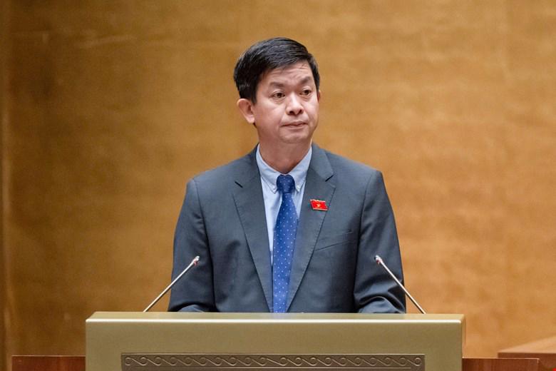 Ông Lê Quang Tùng, Tổng thư ký Quốc hội, Chủ nhiệm Văn phòng Quốc hội, trình bày Tờ trình dự thảo Nghị quyết.