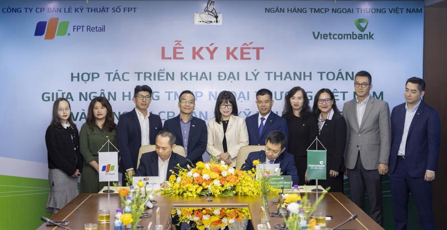 Đại diện Công ty Cổ phần Bán lẻ Kỹ thuật số FPT (FPT Retail) và Ngân hàng TMCP Ngoại thương Việt Nam (Vietcombank) ký hợp tác chiến lược.