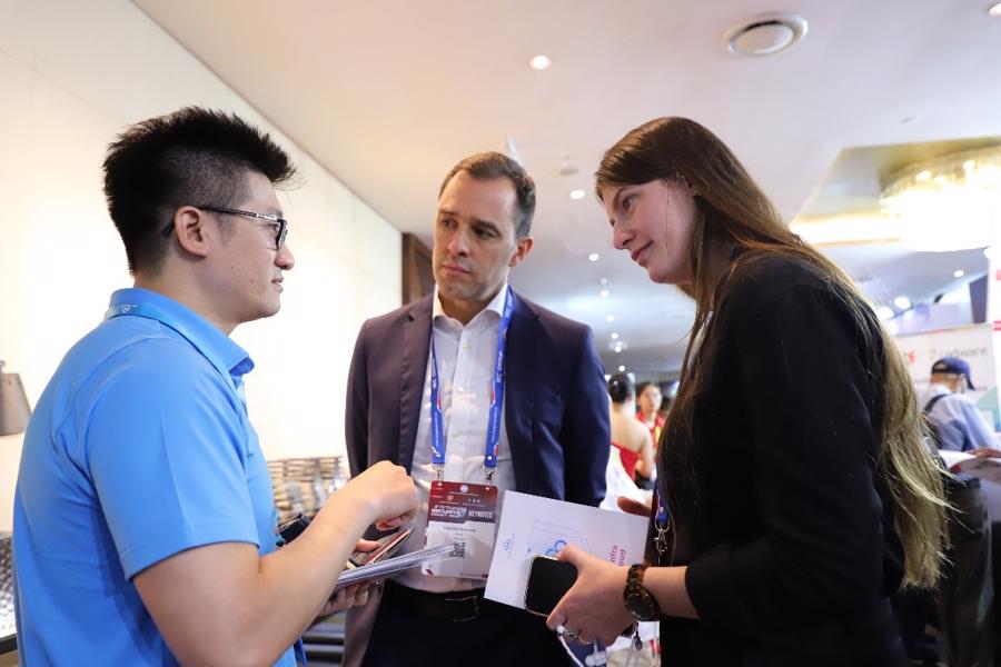 Chuyên gia của CMC Telecom tư vấn cho khách hàng quốc tế tại Vietnam Security Summit 2024.