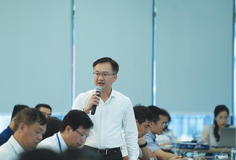 Ông Trần Văn Hưu, Trưởng ban Tài chính kế toán trả lời câu hỏi của cổ đông.