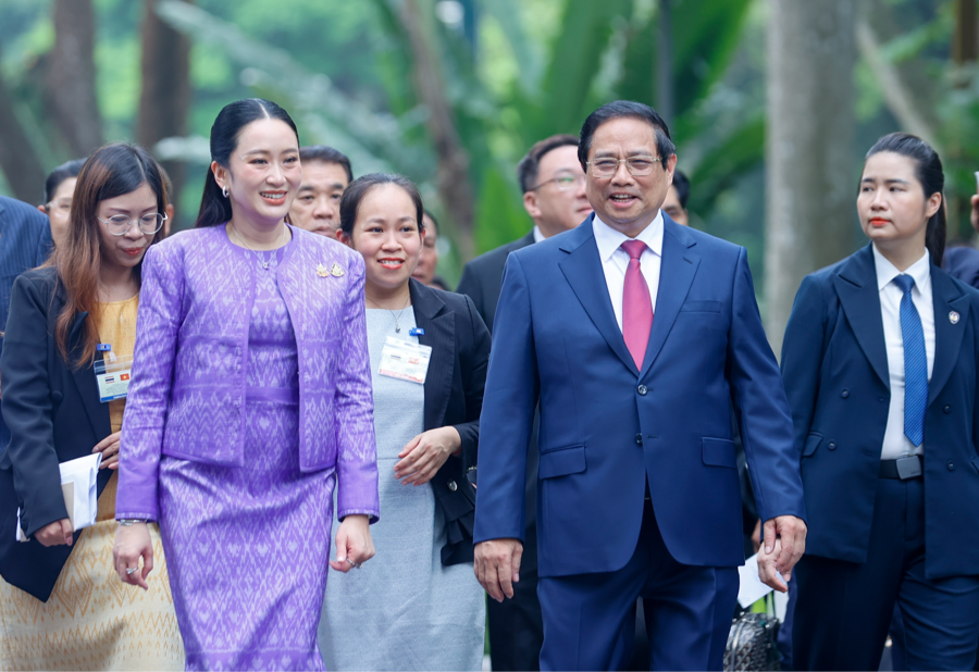 Sau Lễ đón, hai Thủ tướng di chuyển tới Trụ sở Chính phủ để tiến hành hội đàm - Ảnh: VGP