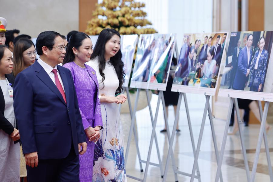 Thủ tướng Phạm Minh Chính và Thủ tướng Paetongtarn Shinawatra tham quan trưng bày ảnh về đất nước, con người và quan hệ tốt đẹp Việt Nam - Thái Lan - Ảnh: VGP