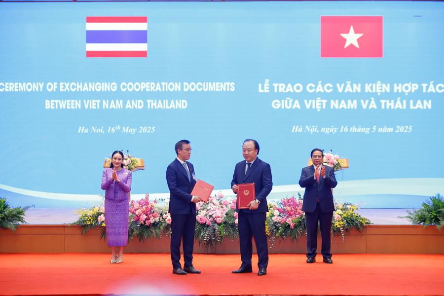 Thủ tướng Phạm Minh Ch&iacute;nh v&agrave; Thủ tướng Th&aacute;i Lan Paetongtarn Shinawatra chứng kiến trao Chương tr&igrave;nh hợp t&aacute;c giữa Cục Quản l&yacute; v&agrave; Ph&aacute;t triển thị trường trong nước, Vụ Ph&aacute;t triển thị trường nước ngo&agrave;i - Bộ C&ocirc;ng Thương Việt Nam với Tập đo&agrave;n Central (Th&aacute;i Lan) giai đoạn 2026-2028 - Ảnh: VGP