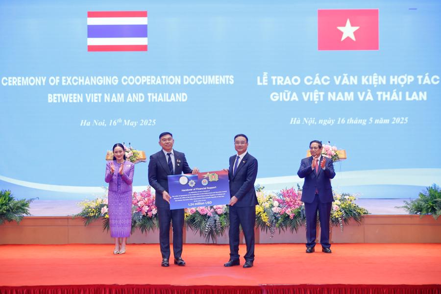 Thủ tướng Phạm Minh Ch&iacute;nh v&agrave; Thủ tướng Th&aacute;i Lan Paetongtarn Shinawatra chứng kiến trao Khoản hỗ trợ t&agrave;i ch&iacute;nh nh&acirc;n dịp kỷ niệm hơn một thập ni&ecirc;n triển khai Thư Thỏa thuận hợp t&aacute;c về c&ocirc;ng t&aacute;c thực thi ph&aacute;p luật v&agrave; kiểm so&aacute;t ma t&uacute;y giữa Văn ph&ograve;ng Ủy ban Ph&ograve;ng, chống ma t&uacute;y, Bộ Tư ph&aacute;p Th&aacute;i Lan v&agrave; Cục Cảnh s&aacute;t điều tra tội phạm về ma t&uacute;y, Bộ C&ocirc;ng an Việt Nam - Ảnh: VGP