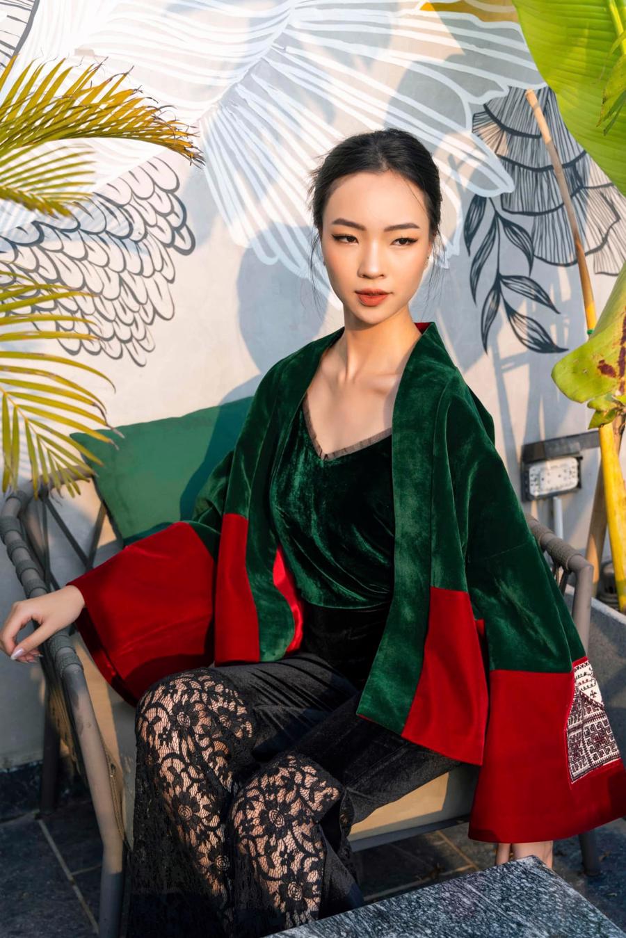 Một thiết kế kết hợp giữa nhung và thổ cẩm của thương hiệu thương hiệu La Phạm.