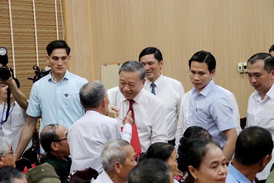 Tổng Bí thư Tô Lâm tặng quà người có công, các gia đình chính sách xã Kim Liên
