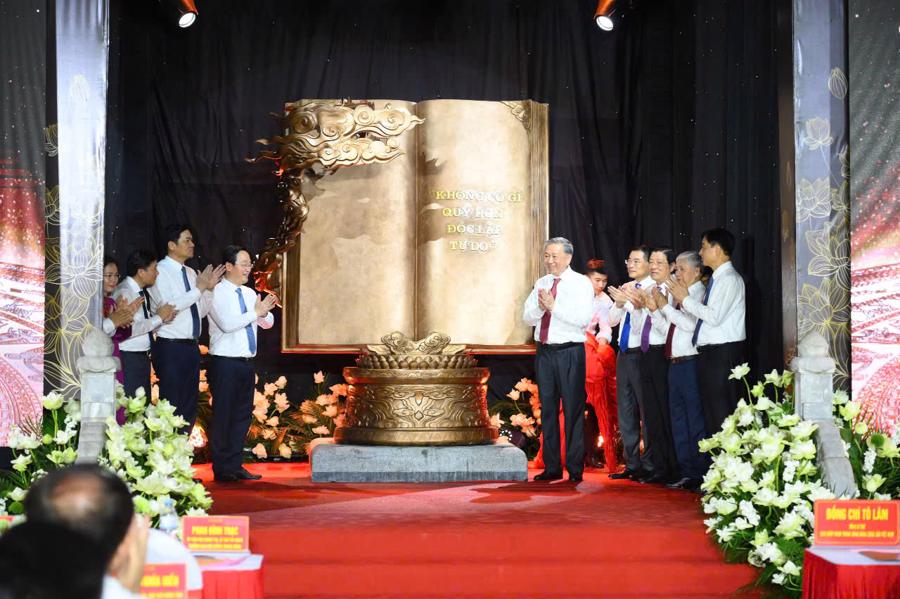 Tổng Bí thư đã trao tặng tỉnh Nghệ An tác phẩm điêu khắc ánh sáng “Việt Nam - Những Trang Sử Vàng”