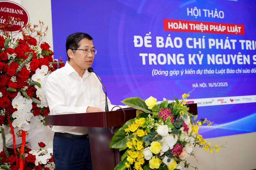 Ông Lưu Đình Phúc, Cục Trưởng Báo chí trình bày tham luận "Một số vấn đề đáng chú ý trong Luật Báo chí (sửa đổi)".