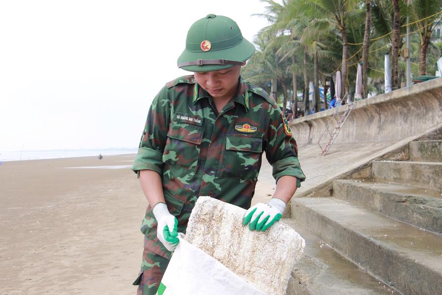 Ngay sau lễ ph&aacute;t động, h&agrave;ng chục t&igrave;nh nguyện vi&ecirc;n, người d&acirc;n địa phương c&ugrave;ng hơn 20 c&aacute;n bộ, chiến sĩ Đồn Bi&ecirc;n ph&ograve;ng Hoằng Trường đ&atilde; đồng loạt ra qu&acirc;n thu gom r&aacute;c thải dọc bờ biển Hải Tiến &ndash; khu vực đ&oacute;n h&agrave;ng ngh&igrave;n lượt kh&aacute;ch du lịch mỗi năm.