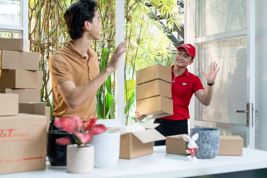 Ngập tr&agrave;n qu&agrave; tặng từ chương tr&igrave;nh &ldquo;Si&ecirc;u quay tr&uacute;ng ngay&rdquo; khi sử dụng ứng dụng giao h&agrave;ng J&amp;T Express VN Pro.