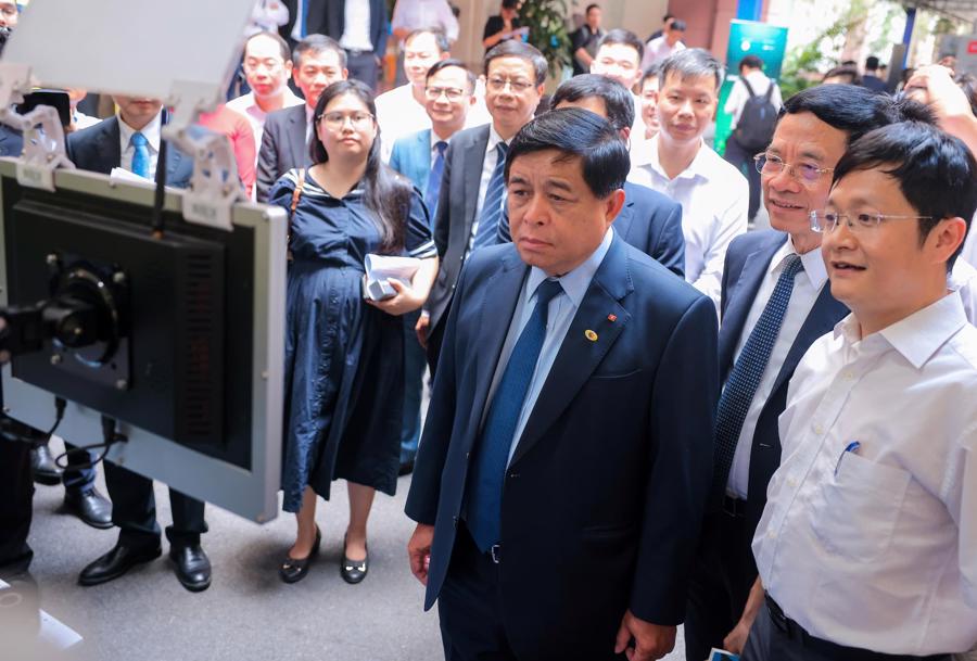 Phó Thủ tướng Nguyễn Chí Dũng cùng lãnh đạo các bộ ban ngành tham quan các gian hàng. 