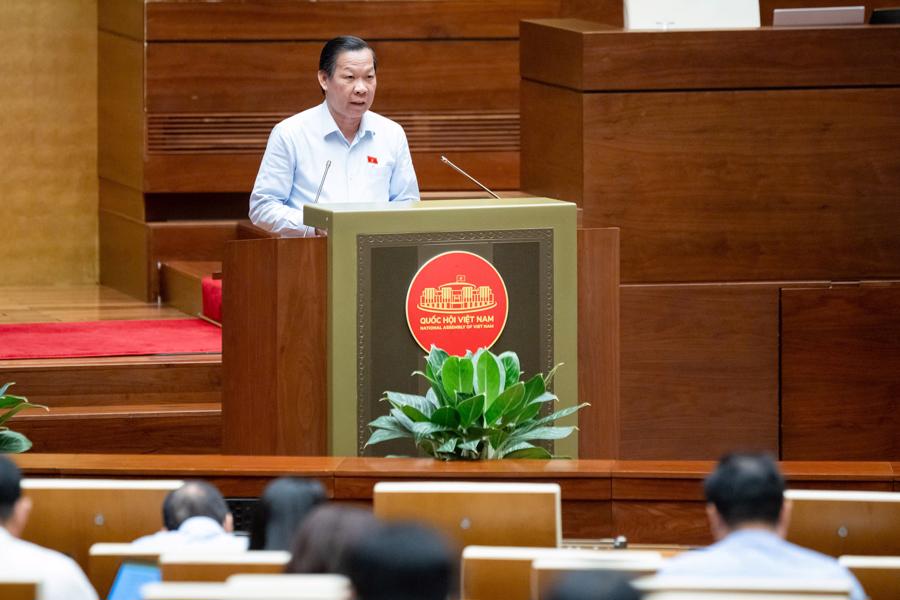 Chủ nhiệm Uỷ ban Kinh tế và Tài chính Phan Văn Mãi trình bày báo cáo thẩm tra - Ảnh: Quochoi.vn