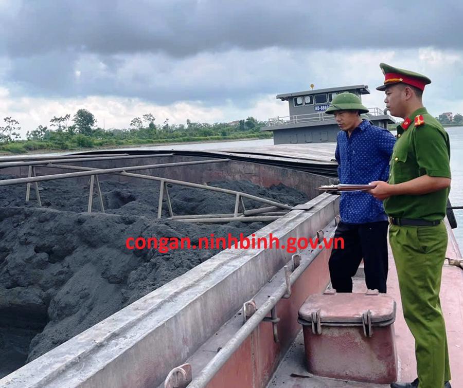 Cán bộ Phòng Cảnh sát kinh tế Công an tỉnh Ninh Bình kiểm tra tang vật vụ việc