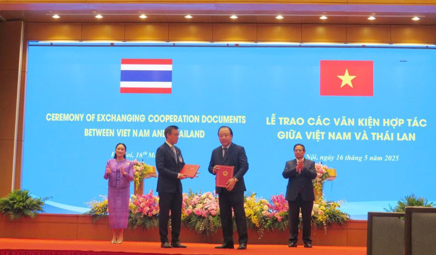 Thủ tướng Chính phủ Việt Nam Phạm Minh Chính và Thủ tướng Thái Lan Paetongtarn Shinawatra chứng kiến Lễ trao Chương trình hợp tác giữa Bộ Công Thương Việt Nam với Tập đoàn Central Retail.