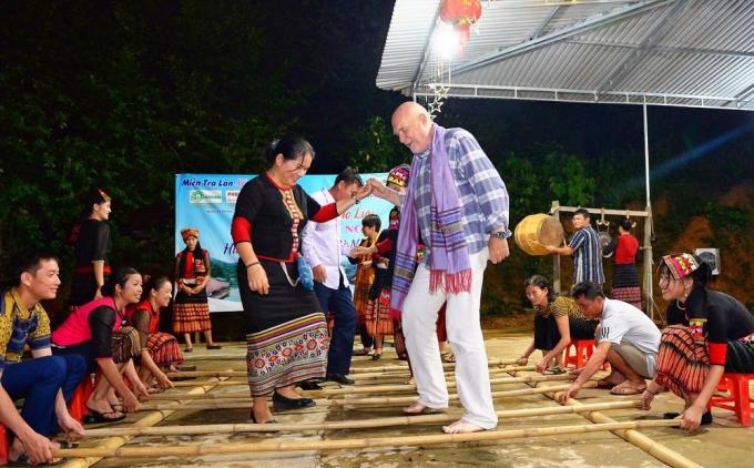 Du khách tham gia nhảy sạp tại điểm du lịch cộng đồng bản Khe Rạn, huyện Con Cuông, tinh Nghệ An