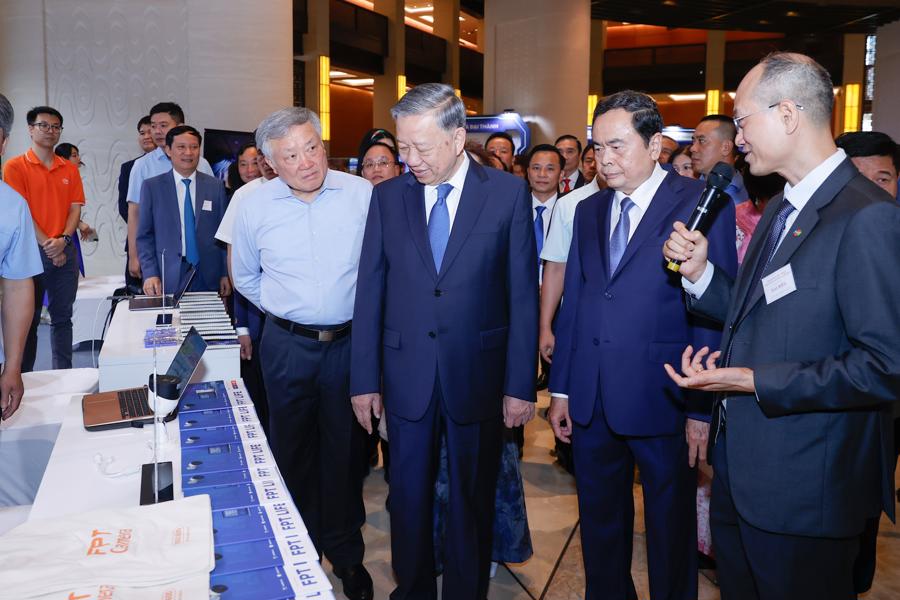 Tổng Bí thư Tô Lâm, Chủ tịch Quốc hội Trần Thanh Mẫn, Phó Thủ tướng Thường trực Chính phủ Nguyễn Hòa Bình thăm các gian trưng bày sản phẩm của các doanh nghiệp tư nhân - Ảnh: VGP/Nhật Bắc.