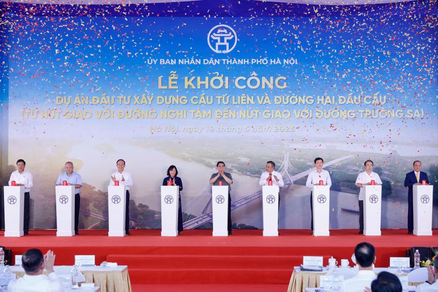 Thủ tướng Phạm Minh Chính và các đại biểu thực hiện nghi thức khởi công dự án đầu tư xây dựng cầu Tứ Liên và đường hai đầu cầu: Ảnh VGP