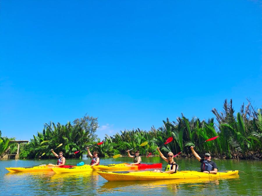 Rừng dừa Cẩm Thanh vài năm trở lại đây thu hút mỗi năm hàng trăm ngàn du khách đến tham quan.