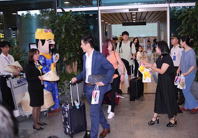 Khách du lịch quốc tế đến Đà Nẵng qua đường hàng không được chào đón thân thiện. Ảnh Ngô Anh Văn