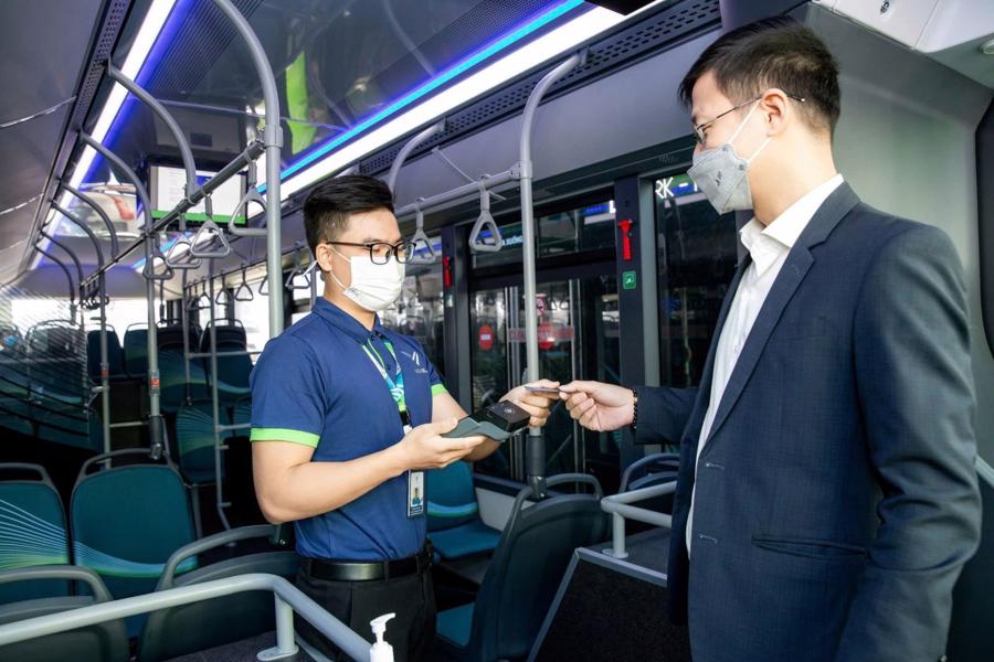Nếu triển khai hệ thống vé điện tử đại trà, dự kiến có khoảng 4.000 nhân viên bán vé trên xe buýt có thể bị ảnh hưởng. Ảnh minh hoạ.