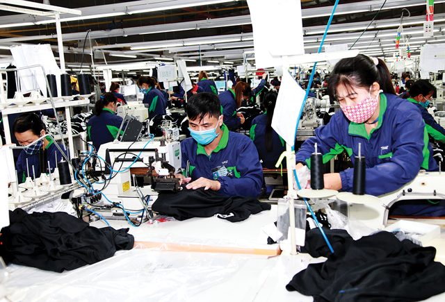 Lao động làm việc trong ngành dệt may. Ảnh: Mạnh Dũng.