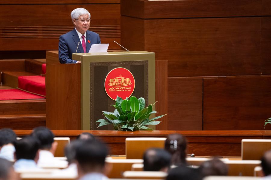 Chủ tịch Ủy ban Trung ương Mặt trận Tổ quốc Việt Nam Đỗ Văn Chiến trình bày Tờ trình dự án Luật. Ảnh: Phạm Thắng.