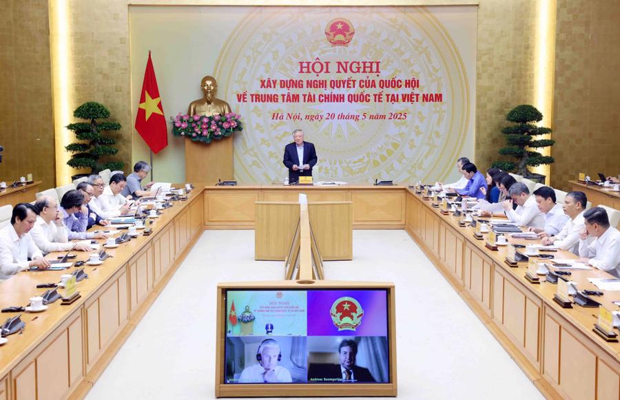 Permanent Deputy Prime Minister Nguyen Hoa Binh chaired the hybird conference on drafting a National Assembly Resolution on Vietnam’s International Financial Center. (Photo: VGP)
