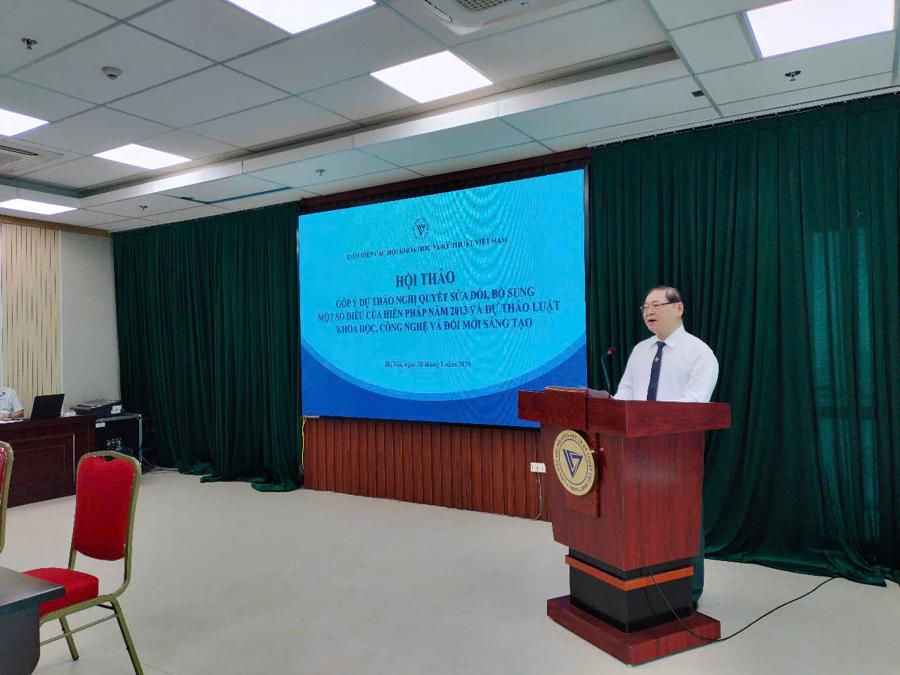 TSKH. Phan Xuân Dũng: Hiến pháp sửa đổi, bổ sung lần này sẽ chỉnh sửa những điều, khoản liên quan đến các quy định về Mặt trận Tổ quốc Việt bet88 com, các tổ chức chính trị- xã hội; các quy định về chính quyền địa phương nhằm tạo cơ sở pháp lý thuận lợi trong quá trình sắp xếp tổ chức bộ máy của hệ thống chính trị và tháo gỡ khó khăn, vướng mắc, khai thông điểm nghẽn về thể chế giúp huy động mọi nguồn lực cho phát triển.