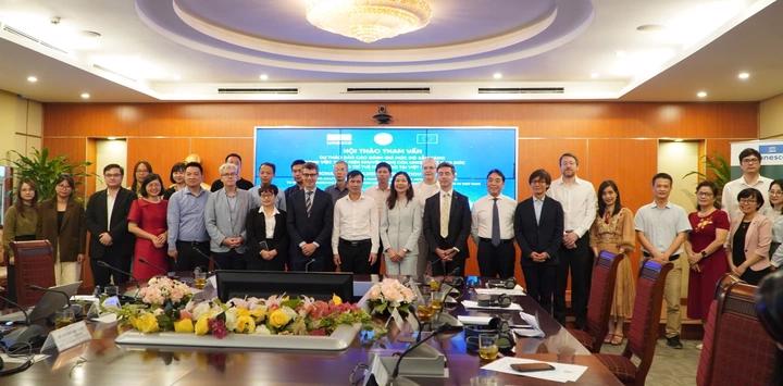 Thứ trưởng Bùi Thế Duy chụp ảnh lưu niệm với các đại biểu tham dự Hội thảo.