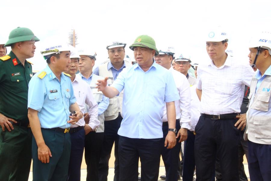 Bộ trưởng Trần Hồng Minh kiểm tra tiến độ thi công Dự án xây dựng Cảng hàng không quốc tế Long Thành - Ảnh: Báo Xây dựng.