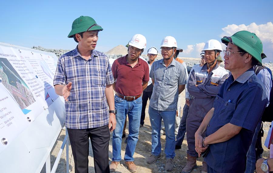 Quyền Chủ tịch UBND tỉnh Hoàng Nam kiểm tra tiến độ thi công dự án Khu bến cảng Mỹ Thủy