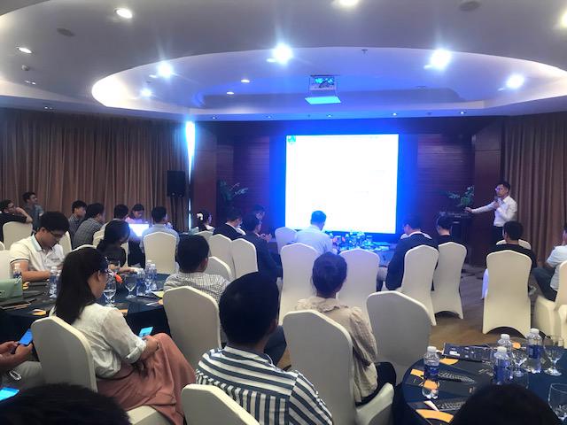 Diễn giả Sở CôngThương Đà Nẵng trao đổi tại hội thảo. Ảnh Ngô Anh Văn