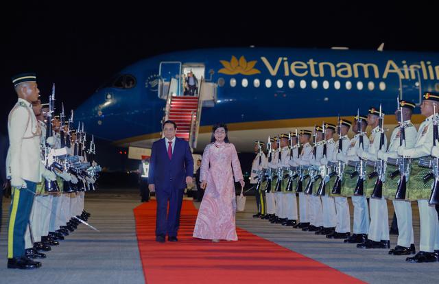 Lễ đón Thủ tướng Phạm Minh Chính và Phu nhân đến thủ đô Kuala Lumpur bắt đầu chuyến thăm chính thức Malaysia và tham dự Hội nghị Cấp cao ASEAN lần thứ 46 - Ảnh: VGP