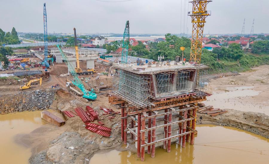 Công trường thi công cầu Phong Châu mới chưa một ngày nghỉ ngơi. Ảnh: Tạ Hải