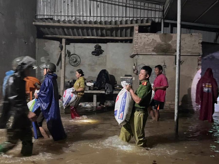 Lực lượng Công an xã trên địa bàn Hà Tĩnh hỗ trợ người dân di dời lúa đến nơi an toàn