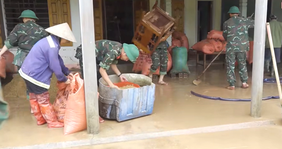Cán bộ chiến sỹ và lực lượng dân quân tự vệ đã nhanh chóng hỗ trợ các hộ gia đình tại xã Cẩm Mỹ di dời vận chuyển lúa bị ngập ướt đến nơi khô ráo, gạn đãi lúa bị ngập bùn để đưa đi phơi sấy.
