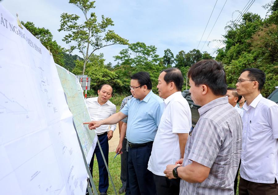 Phó Chủ tịch UBND tỉnh Nghệ An Phùng Thành Vinh kiểm tra hiện trường Dự án Nâng cấp tuyến đường từ trung tâm xã Môn Sơn đi bản Khe Búng