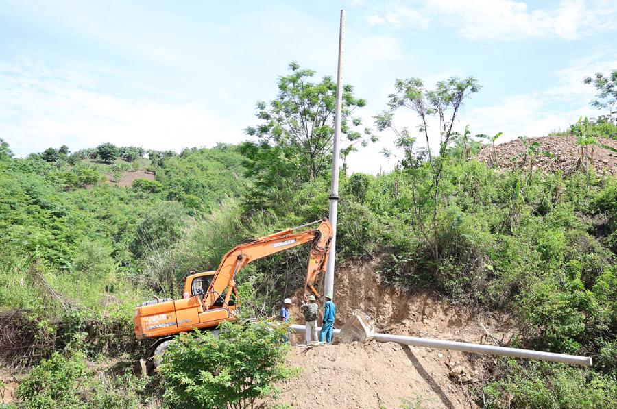 Hiện công nhân đang lắp đặt xà, tiếp địa các Trạm biến áp Xốp Tụ (xã Mỹ Lý), TBA Vàng Phao, TBA Xốp Phe (xã Mường Típ), Tà Cạ 2.