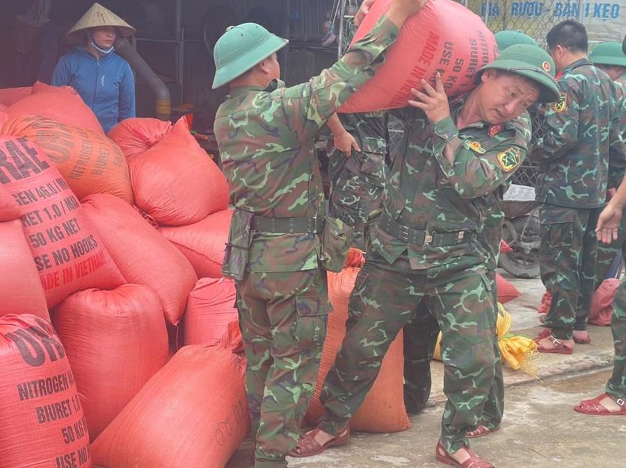 Những chiến sĩ bộ đội khẩn trương hỗ trợ người dân kê cao đồ đạc
