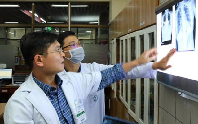 Y b&aacute;c sĩ thực hiện hoạt động kh&aacute;m chữa bệnh. Ảnh minh họa: Tuấn Dũng.