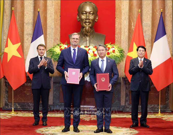 Bộ trưởng Bộ Tư pháp Nguyễn Hải Ninh và Đại sứ Pháp tại Việt Nam Olivier Brochet trao đổi Kế hoạch hợp tác năm 2025 - 2026 giữa Bộ Tư pháp Việt Nam và Đại sứ quán Pháp tại Việt Nam - Ảnh: TTXVN