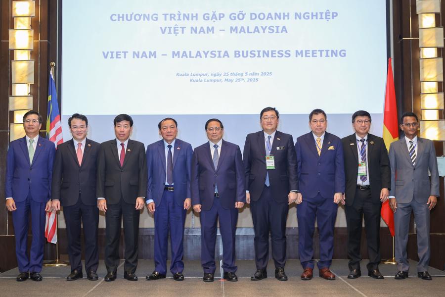 Thủ tướng chụp ảnh lưu niệm cùng các đại biểu dự chương trình - Ảnh: VGP