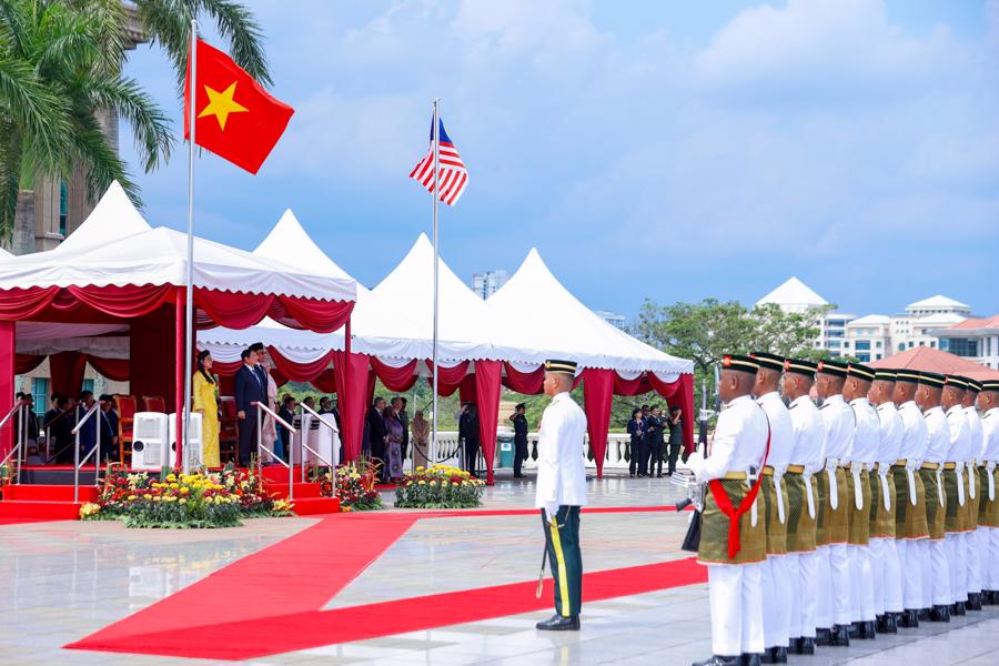 Khi hai Thủ tướng và hai Phu nhân đứng vào vị trí danh dự, dưới quốc kỳ hai nước, quân nhạc cử quốc thiều hai nước - Ảnh: VGP