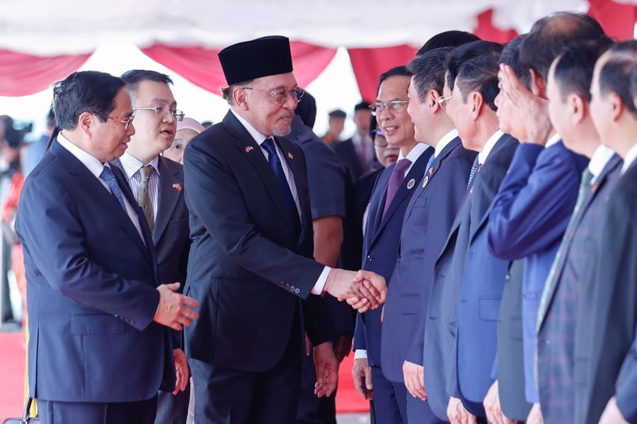 Thủ tướng Phạm Minh Chính và Phu nhân giới thiệu với Thủ tướng Anwar Ibrahim và Phu nhân về đoàn đại biểu cấp cao Việt Nam - Ảnh: VGP
